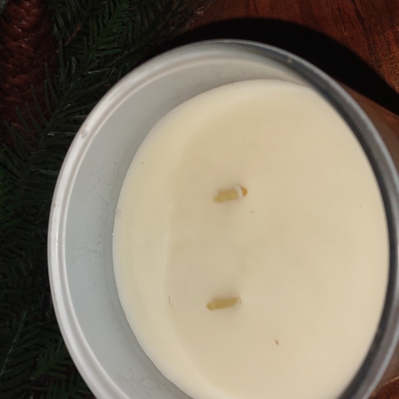 DW HOME BAKE SHOPPE HAND PURED CANDLE - Picture 3 of 4